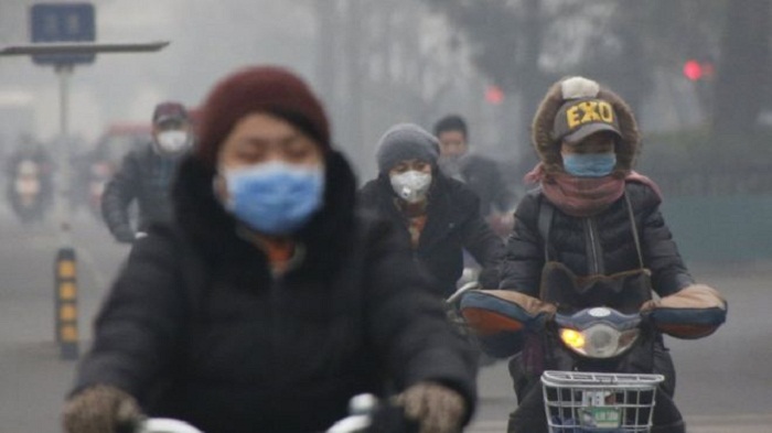 China pollution: First ever red alert in effect in Beijing